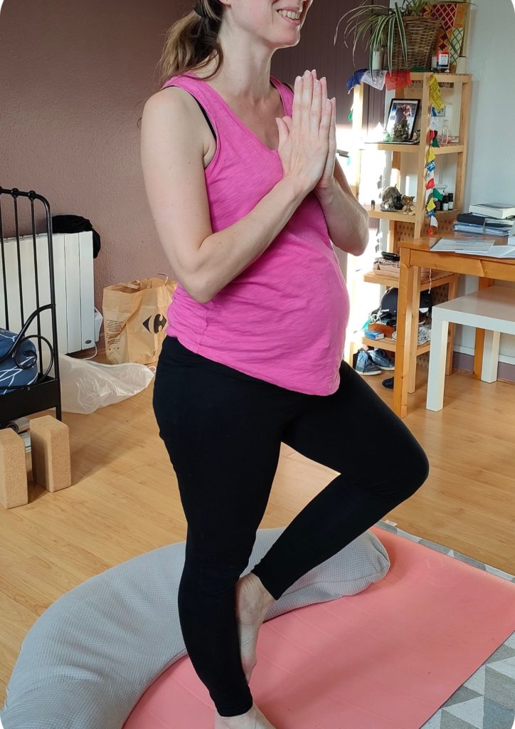 femme enceinte faisant du yoga