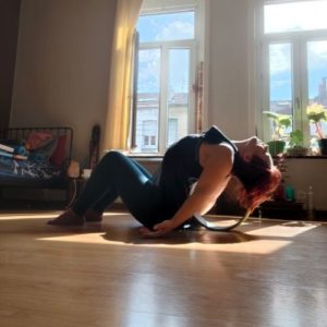 posture de yoga avec roue
